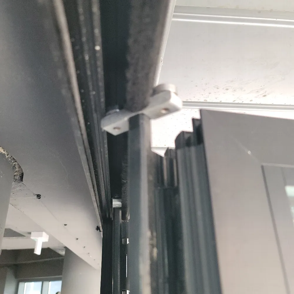 접이식 중문 상단 경첩부 근접 확인 — 스윙도어수리