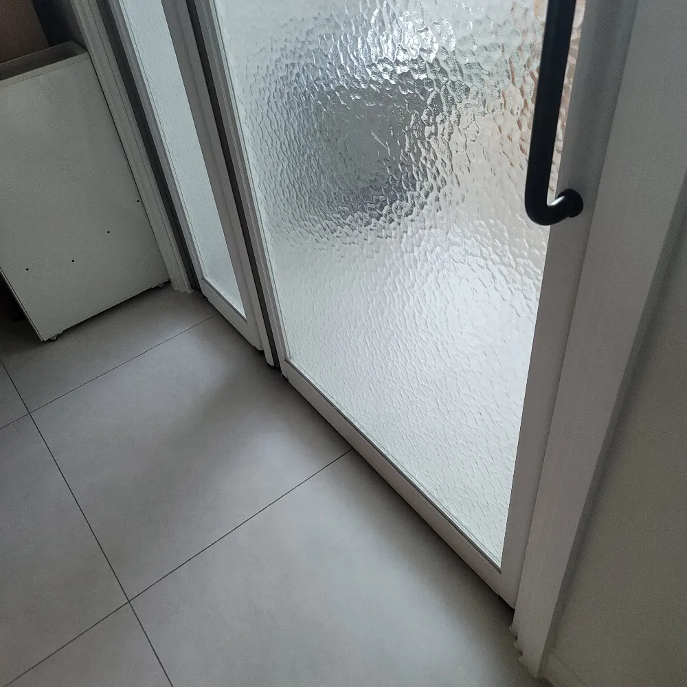 아파트 중문 수리 현장 — 프로스트 유리 중문 정면 상태 확인