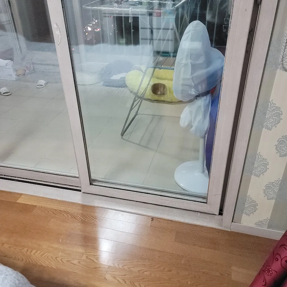 3연동 중문 수리 현장 — 유리 미닫이 중문 하단 프레임 확인